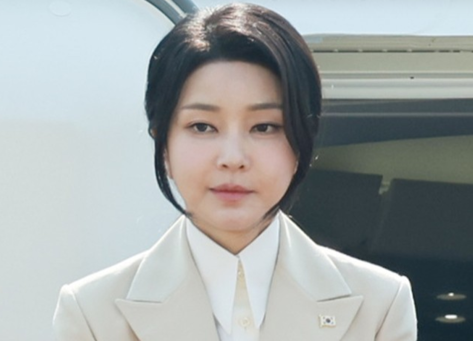 韩国宪政史首次出现前总统夫妇同时被捕 